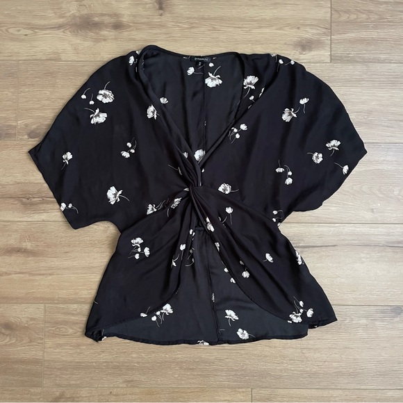 Dynamite Floral V neck Shirt Navy Size Small - Picture 4 of 5